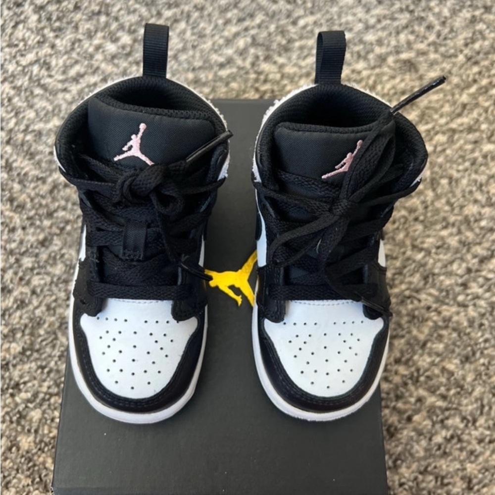 Jordan 1s size 7c girls - Picture 4 of 5